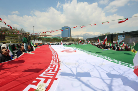 اهتزاز بزرگترین پرچم مقدس ایران در تهران