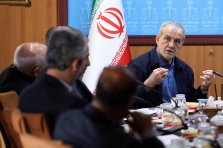 در عین ایستادگی، باید از مسیر دیپلماتیک برای کاهش تنش‌ها استفاده کرد