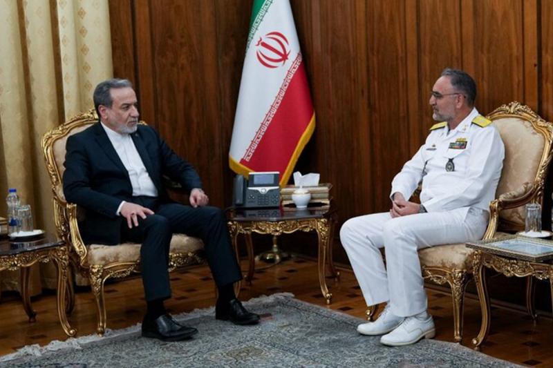 دیدار جانشین فرمانده نیروی دریایی ارتش با عراقچی