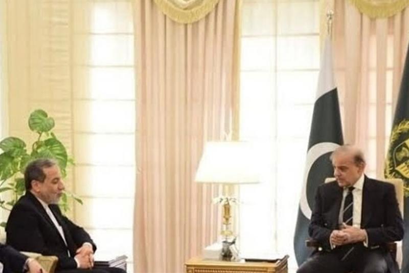عراقچی با نخست‌وزیر و رئیس جمهور پاکستان دیدار کرد