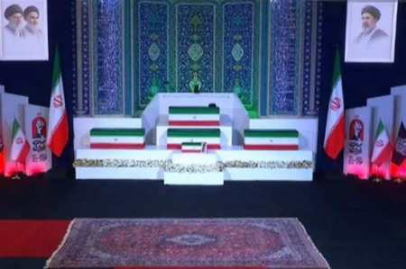 درب های مصلی باز شد/ اقامه نماز صبح توسط عزاداران امام شهید + فیلم