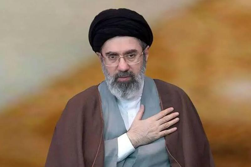 تصویر دیده نشده از رهبر انقلاب در حال نوشتن متنی درباره اسرائیل