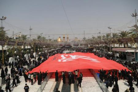 اهتزاز بزرگترین پرچم خون‌خواهی امام شهید در بین‌الحرمینِ کربلای معلی + فیلم