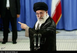 عکس/ چه کسی چفیه آقا را گرفت؟ 