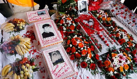 جشن تولد یک شهید در گلزار شهدا + عکس