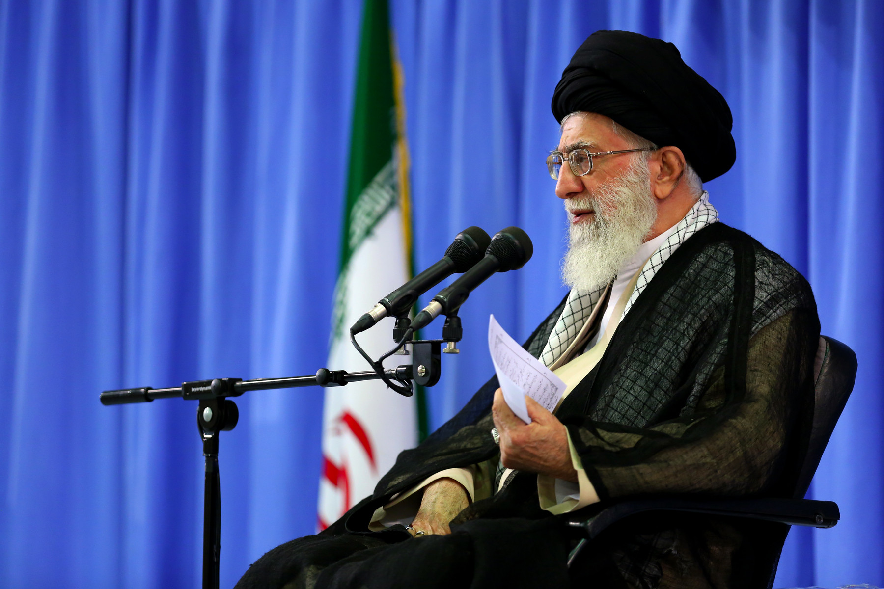 در هر شرایطی، با نگاه واقع بینانه به دنبال آرمانها باشید