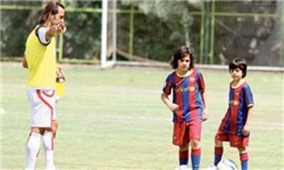 پسران علی کریمی اولین قراردادشان را در فوتبال ایران امضا کردند