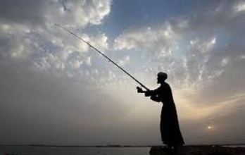ماهیگیری یک روحانی کنار ساحل