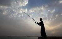 ماهیگیری یک روحانی کنار ساحل