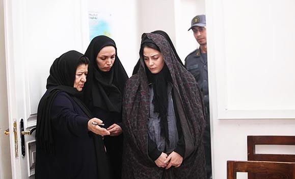 آیا باید «هیس! دخترها فریاد نمی‌زنند» در مدارس اکران شود