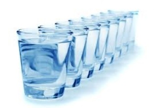 باور«نوشیدن روزانه ۸ لیوان آب» درست نیست!
