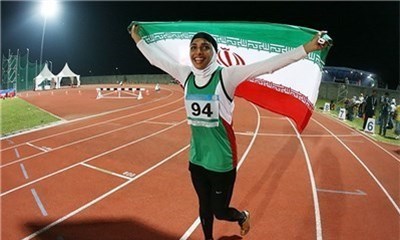 دونده زن کشورمان در حال قرآن خواندن با لباس ورزشی + عکس