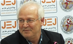 کوزه‌گری: به حیات‌پور گفتم برو، وی هم استعفا کرد/ برخی افراد خاص بزرگنمایی می‌کنند