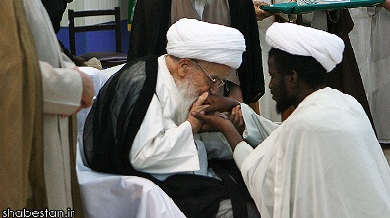 صحنه ای باور نکردنی از دست بوسی یک مرجع تقلید + عکس