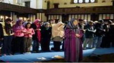برگزاری نماز جماعت به امامت یک زن + عکس