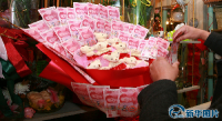 خواستگاری با دسته گل ساخته شده از پول+ عکس