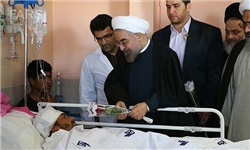 عیادت رئیس جمهور از مصدومان زلزله برازجان در بیمارستان