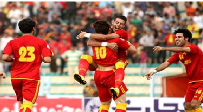 فولاد با شکست پرسپولیس صدرنشین شد/ پرسپولیس دست خالی به دربی می رود
