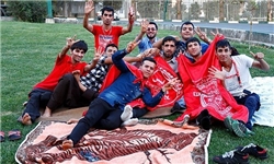پیروزی کوچولوهای پرسپولیس و درگیری مدافعان استقلال/رونمایی از پرچم 30 متری طرفداران سرخ/حضور 60 هزار نفری هواداران و رقابت داغ «کوچولوها»/ ناراحتی تماشاگران سرخابی!