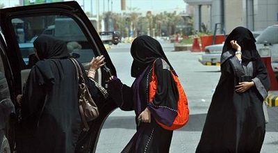 اینکه زن رانندگی کند کجا و مردی بیگانه راننده او باشد کجا!