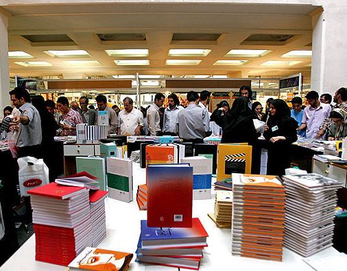 کتاب خواننده لس آنجلسی هم به نمایشگاه کتاب رسید/ تعارضات مدیران فرهنگی با دغدغه های رهبری بالا گرفت