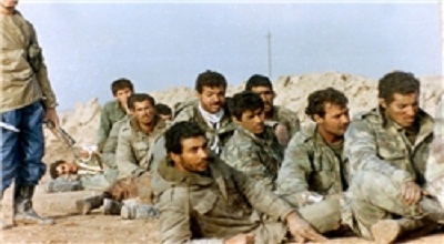 پانسمان رزمنده ۱۶ ساله با اورکت عراقی