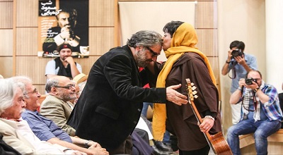 بوسیدن کیمیایی توسط نوازنده زن+ عکس