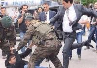 ضرب و شتم یک معترض توسط مشاور اردوغان+ عکس