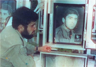 فاتحه خوانی یک آزاده بر مزار خودش! 