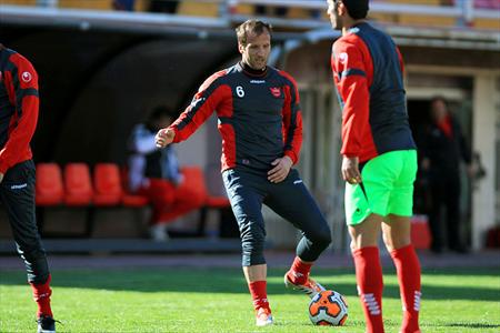 مدافع پرسپولیس قراردادش را تمدید کرد