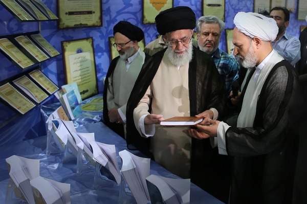 روحیه انتظار و ارتباط با حضرت ولی عصر، یکی از بزرگترین دریچه های فرج برای بشریت است/ با انتظار، از گیج و گم شدن و ناامیدی نسبت به آینده جلوگیری میشود