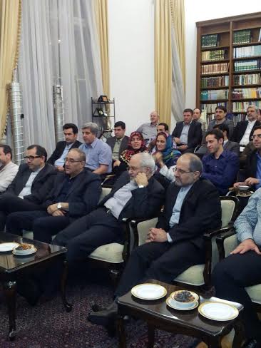 ظریف در حال تماشای فوتبال ایران+ عکس