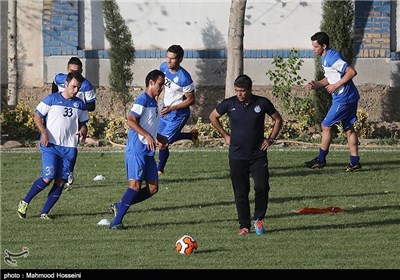 قلعه‌نویی نفس آبی‌پوشان را گرفت