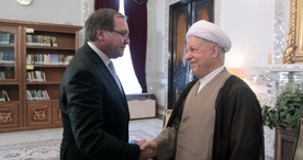 هاشمی رفسنجانی دست چه کسی را فشرد؟