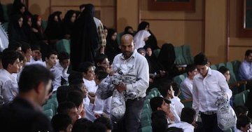 جمع آوری چفیه حاضران در مراسم افطاری رییس جمهور+تصاویر