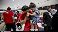 بوسه پدر ورزشکار بر دست دخترش+عکس