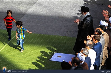بازیگوشی دو کودک مقابل رهبر انقلاب+تصاویر