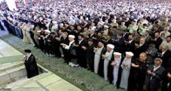 مسئولی با لباس غیر رسمی در نماز عید فطر