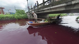 قرمز شدن مرموز آب رودخانه در چین+ عکس