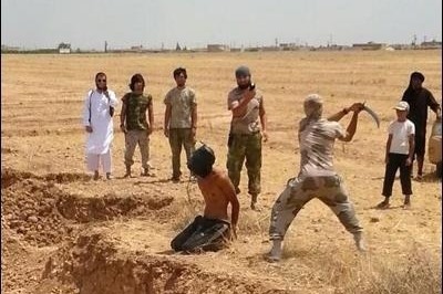 داعش با شمشیر گردن می‌زند+تصاویر