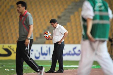 قلعه‌نویی ۴ دانه‌درشت استقلال را تهدید کرد