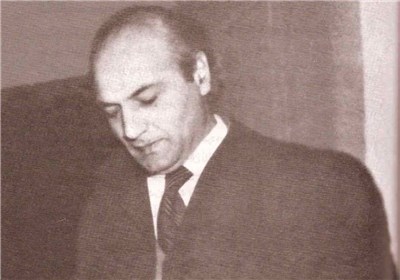 او راه نمی‏‌رفت، قدم نمی‏‌زد، هروله می‏‌کرد...