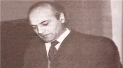 او راه نمی‏‌رفت، قدم نمی‏‌زد، هروله می‏‌کرد...