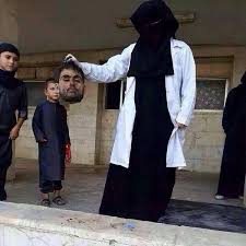 پزشک زنی که سر می‌بُرد +عکس