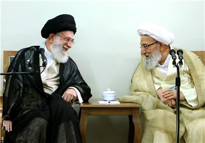 امام خامنه‌ای بر پیکر مطهر آیت‌الله مهدوی‌کنی نماز اقامه کردند