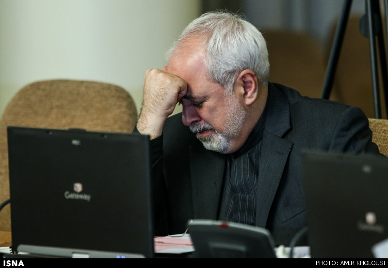 گریه ظریف در روضه روحانی+عکس