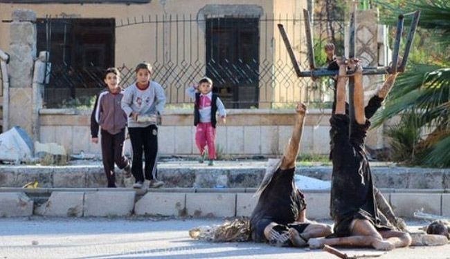 اجسادقربانیان داعش دربرابرکودکان+عکس 
