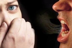 ۳ ماده غذایی که باعث بوی بد دهان می‌شود