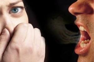 ۳ ماده غذایی که باعث بوی بد دهان می‌شود