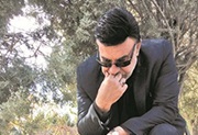 پرویز مظلومی بر سر مزار برادر+عکس